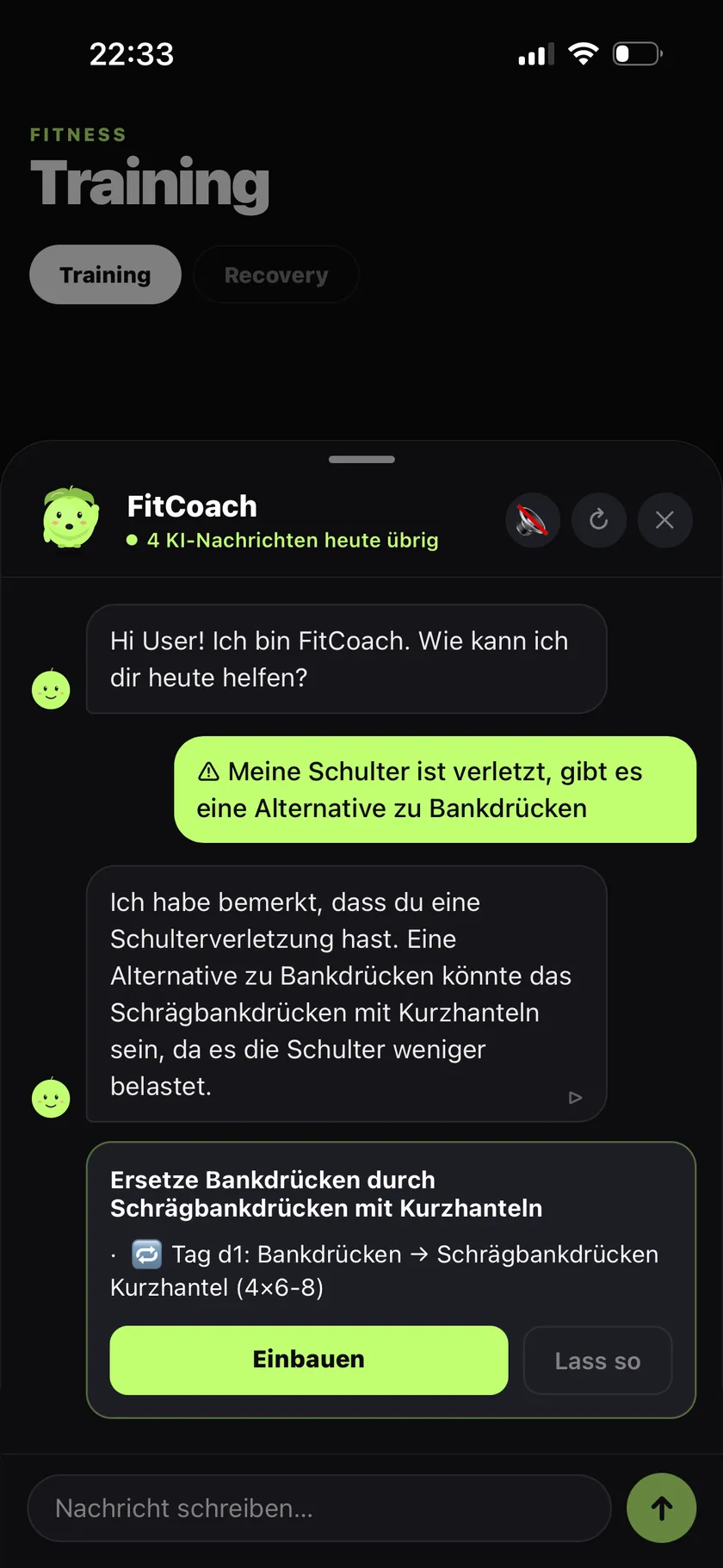 KI-Coach der Flyna-App schlägt bei einer Schulterverletzung Schrägbankdrücken als Alternative zum Bankdrücken vor