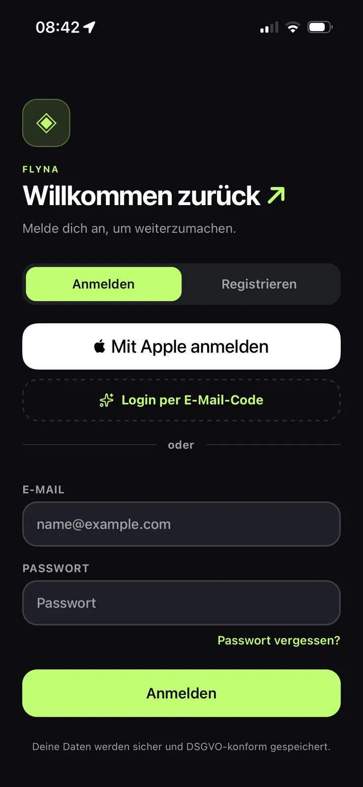 Anmeldebildschirm der Flyna-App mit Apple-Anmeldung, Login per E-Mail-Code und klassischer E-Mail-Anmeldung